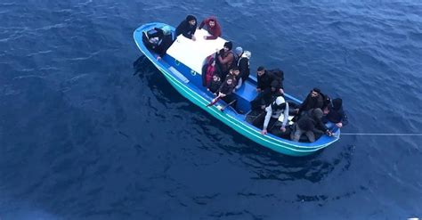 Ayvalık açıklarında 51 düzensiz göçmen, motor arızalı botla sürüklenirken kurtarıldı